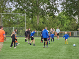 Laatste training S.K.N.W.K. JO7-1 (partijtje tegen de ouders) van maandag 27 mei 2024 (23/180)